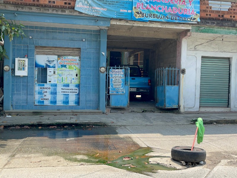 Vecinos reportan fuga cerca de dispensador de agua