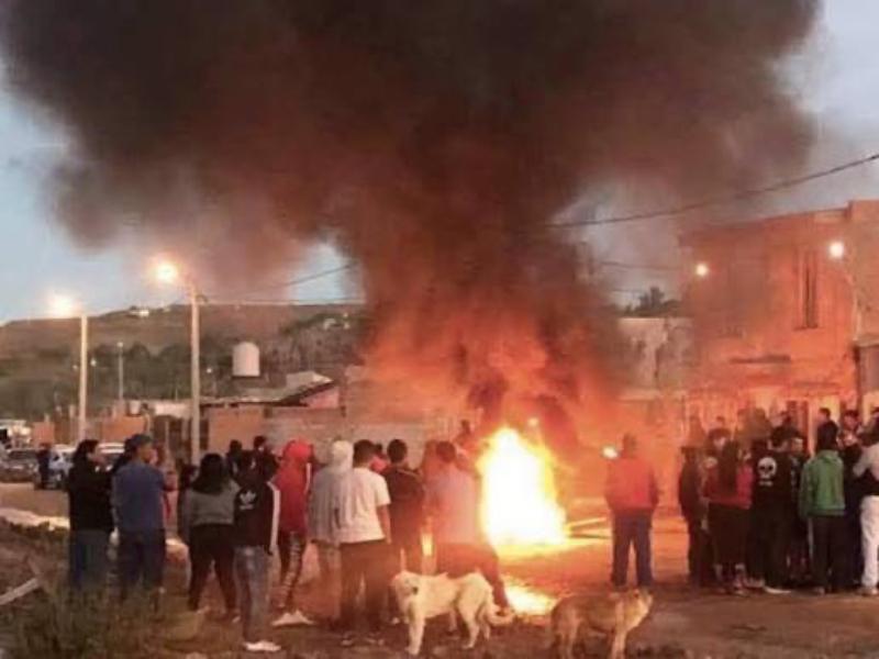 Vecinos bloquean autopista por inundaciones tras desbordamiento de barranca en Puebla capital