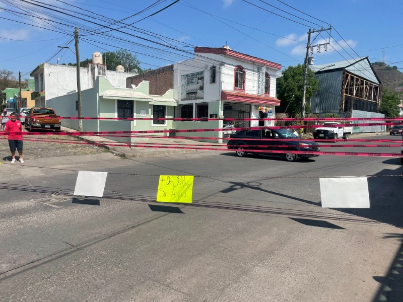 Vecinos bloquean avenida Zapopan, denuncian 3 meses sin servicio de agua