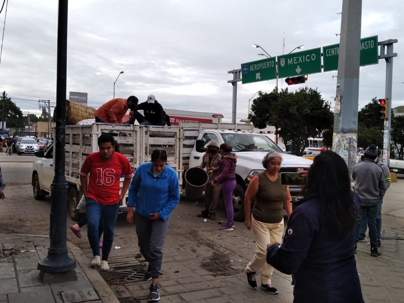 Vecinos bloquean calle con basura para exigir su recolección