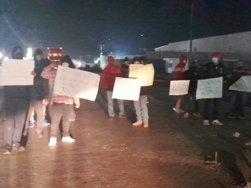 Vecinos bloquean carretera para exigir justicia por joven trans asesinada