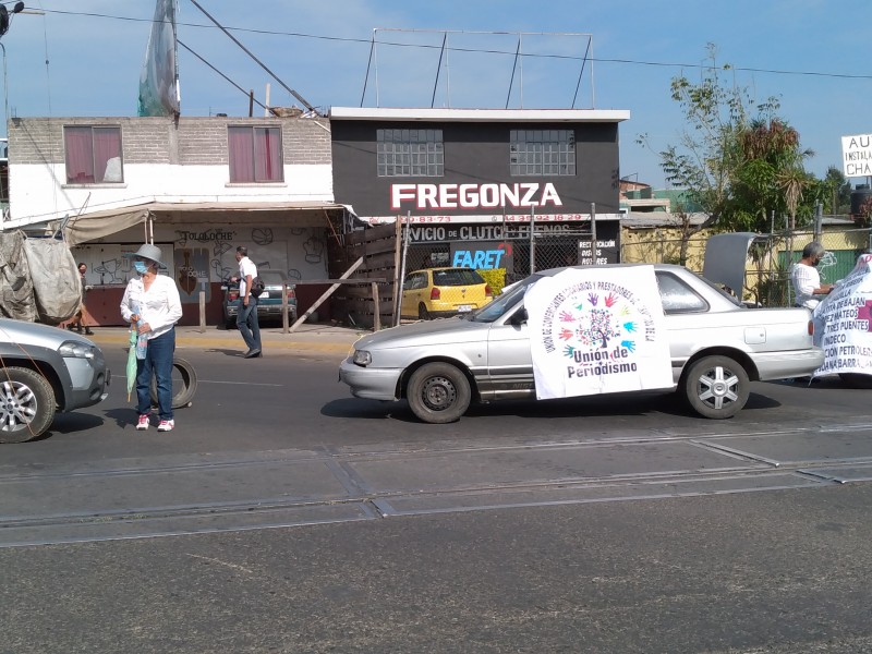 Vecinos bloquean nuevamente avenidas; rechazan puente vehicular contra tren