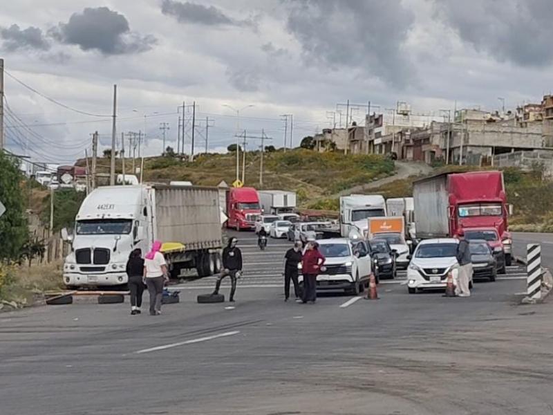 Vecinos bloquean Tránsito Pesado y exigen puente a desnivel y transporte regular