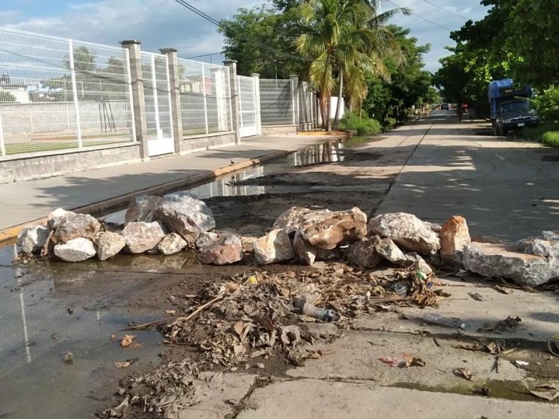 Vecinos bloquean vialidad por problema de aguas negras