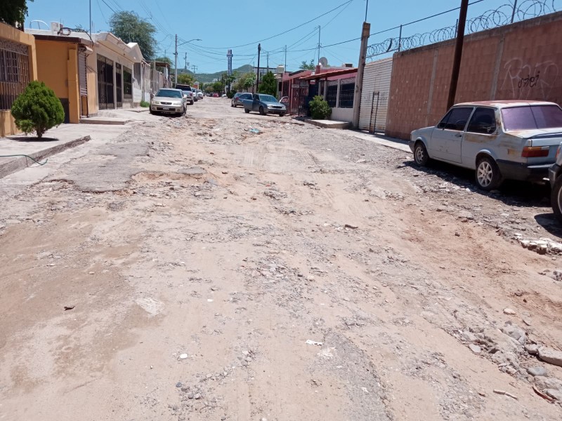 Vecinos caminan por calle destrozada desde hace cinco años