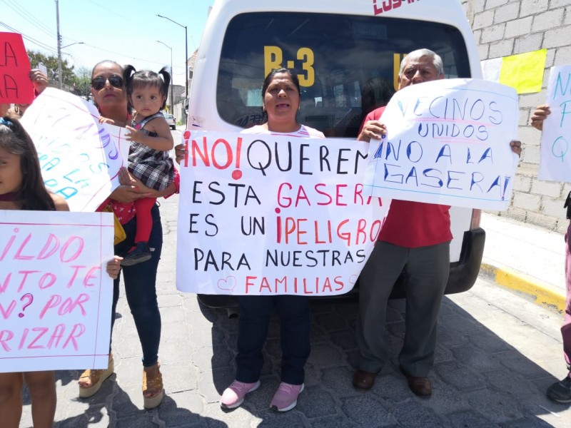 Vecinos cierran avenida por estación de gas