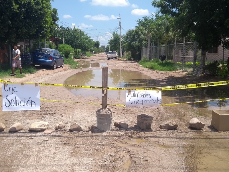 Vecinos cierran calle por aguas negras en Navojoa