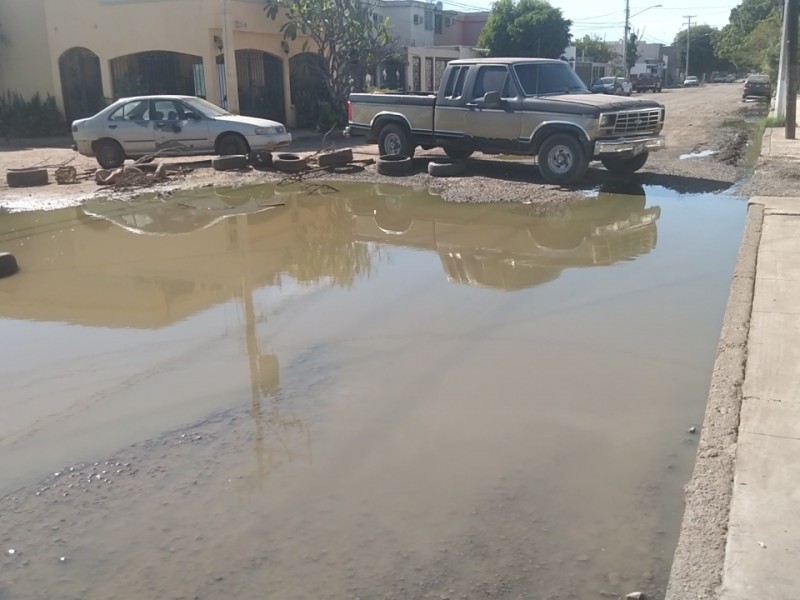 Por Contaminación, vecinos tienen cerrada hace meses una calle