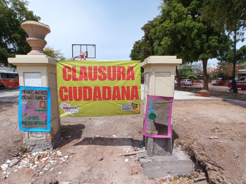 Vecinos clausuran simbólicamente obra en colonia Centenario