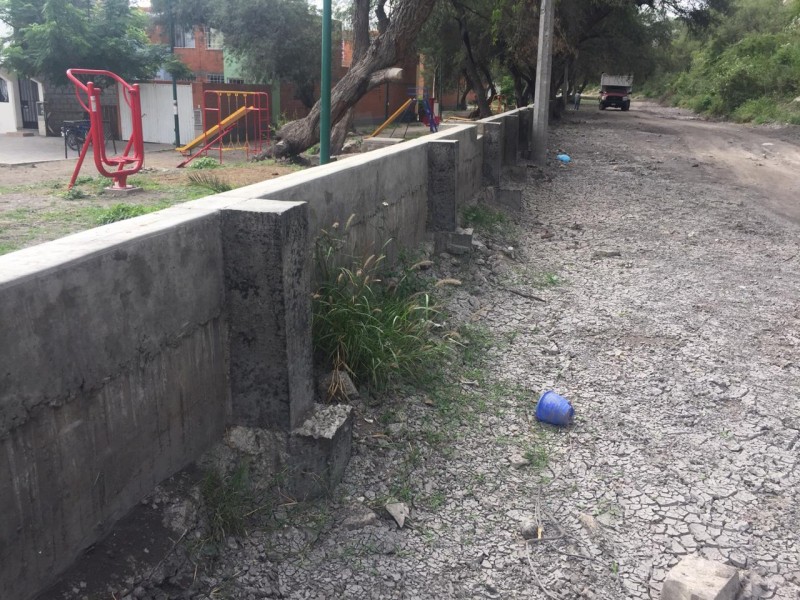 Vecinos construyen muro divisor; evitan agua y delincuencia