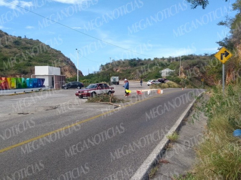 Vecinos construyen tope en carretera costera