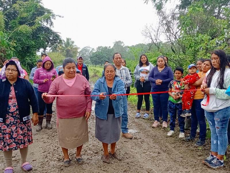 Vecinos construyeron banqueta con recursos propios