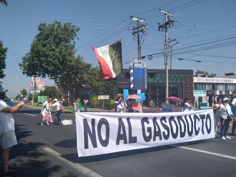 Vecinos contra gasoducto bloquean libramiento de Morelia