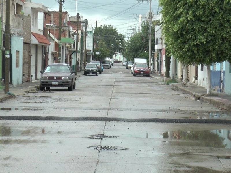 Vecinos cooperan para colocar tope y evitar accidentes