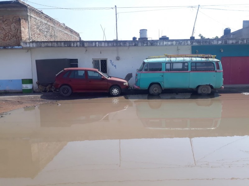 Vecinos crean muelle para cruzar encharcamiento Santa Teresita