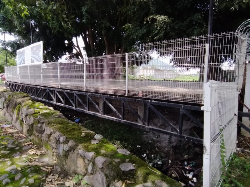 Vecinos cuestionan construcción cerca de puente de piedra histórico