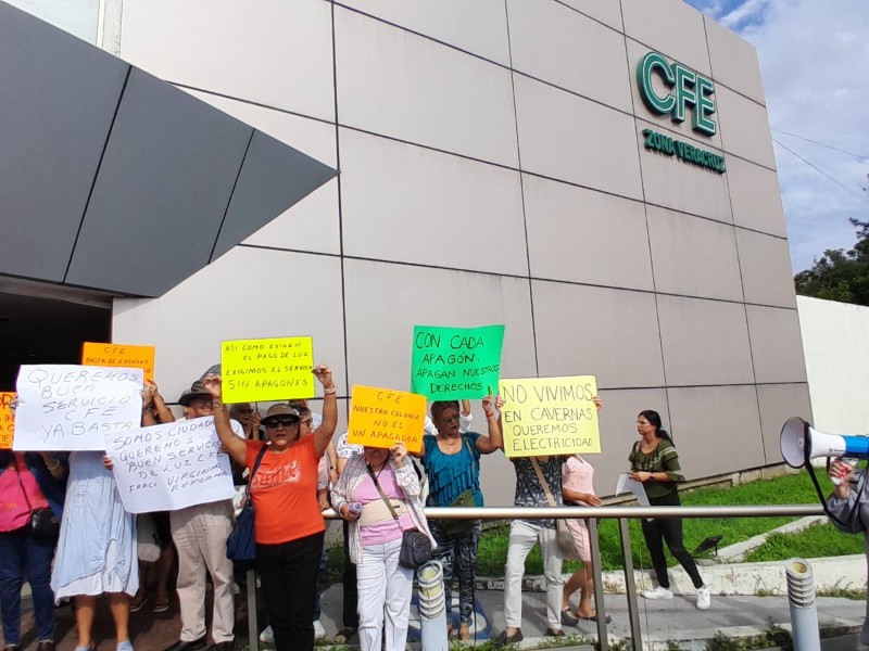 Vecinos de 4 fraccionamientos protestan por constantes apagones de energía eléctrica