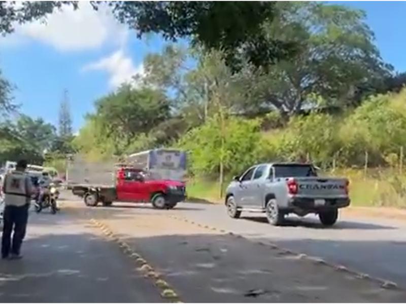 Vecinos de Agua Caliente bloquean Avenida México por falta de transporte público