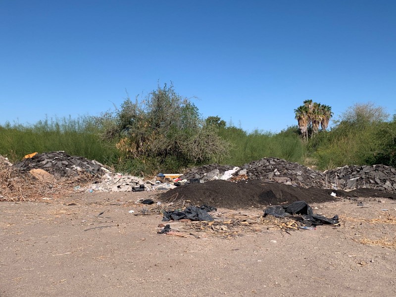 Calles de Agua Escondida convertidas en vertederos de residuos