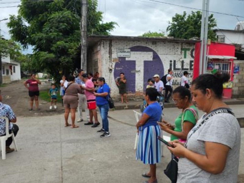 Vecinos de Almendros protestan; llevan cuatro días sin luz