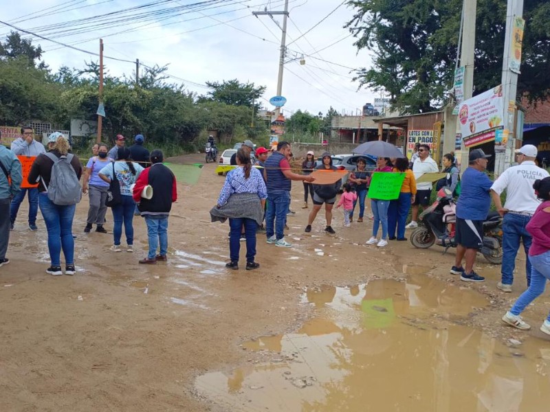 Vecinos de Atzompa bloquean acceso para exigir pavimentación urgente
