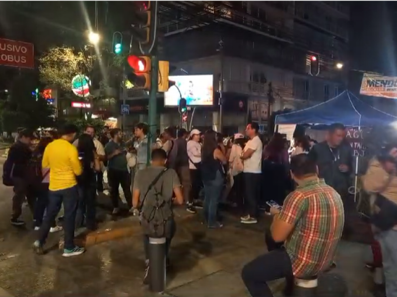 Vecinos de Benito Juárez mantienen bloqueo en Insurgentes