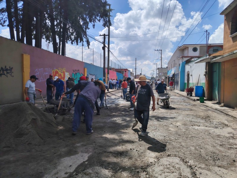 Vecinos de Calixtlahuaca bachean calles con sus recursos