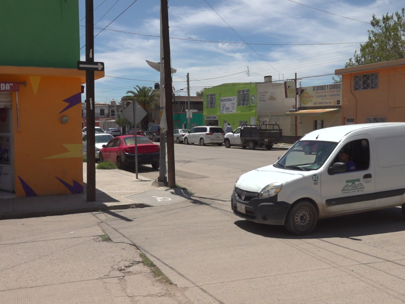 Vecinos de calle Abasolo denuncian mal uso de la vía