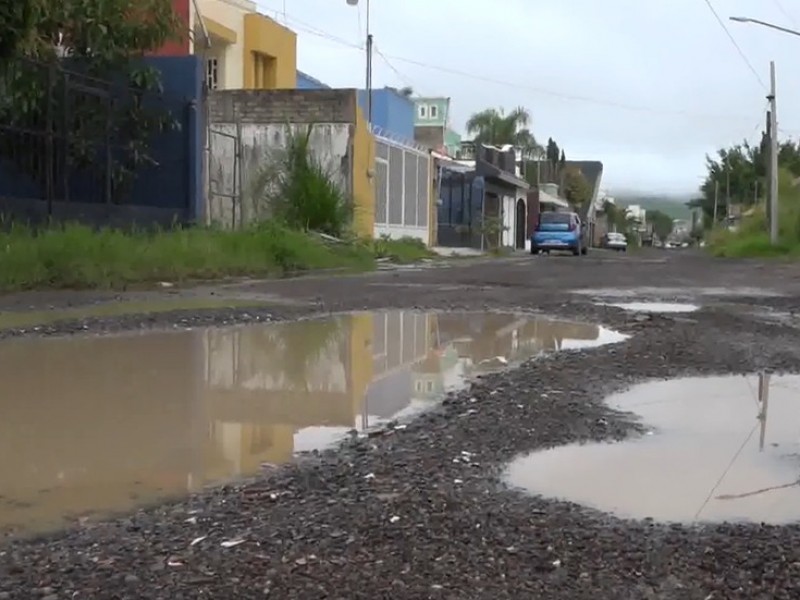 Vecinos de calle Girasol pasarán otro año entre el agua