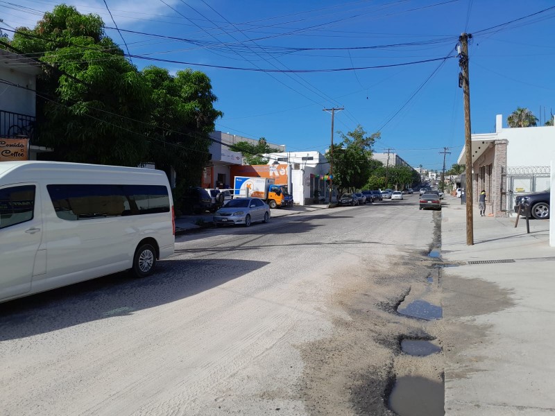 Vecinos de calle Valerio González, piden reparación de vialidad