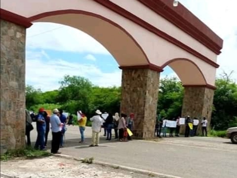Vecinos de Capomos bloquean carretera LM-El Fuerte