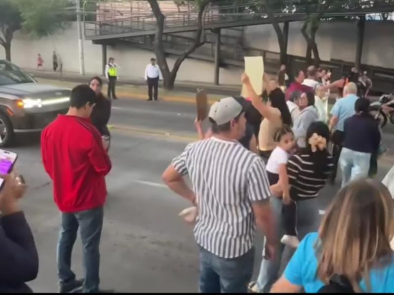 Vecinos de Ciudad Granja bloquean nuevamente avenida Vallarta por falta de agua