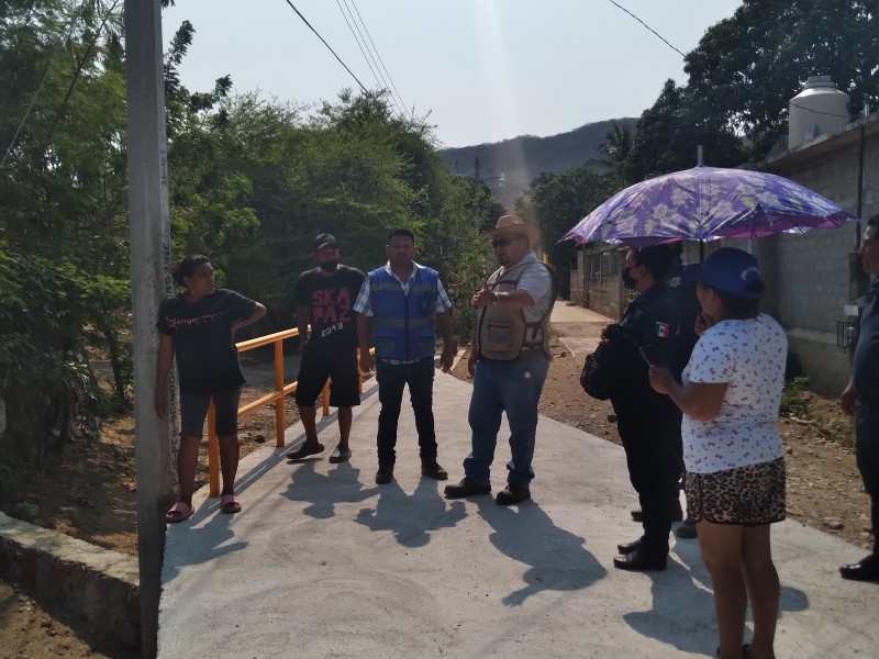 Vecinos de colina en Salina Cruz discuten por obra pública