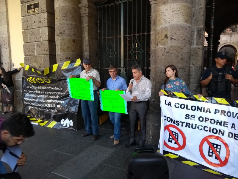 Vecinos de Colomos Providencia se manifiestan contra torres