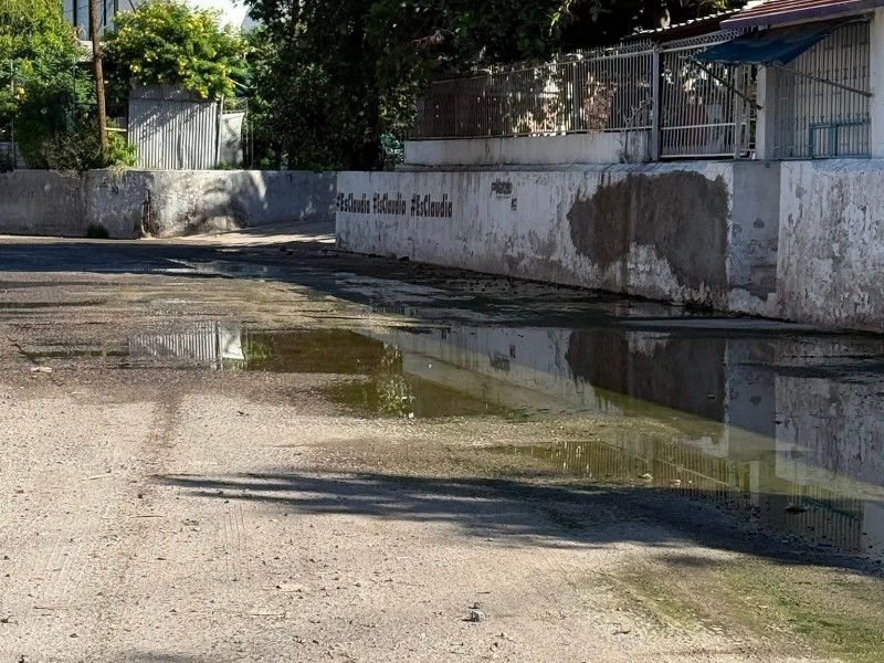Vecinos de colonia El Esterito denuncian foco de infección por aguas negras