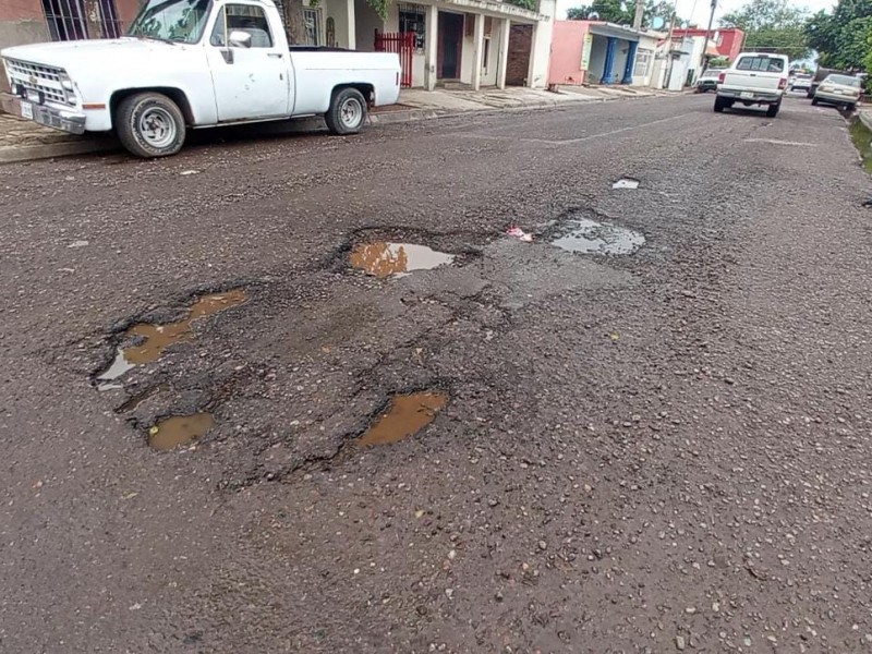 Vecinos de colonia Estrella exigen bacheo en calle Heriberto Valdez