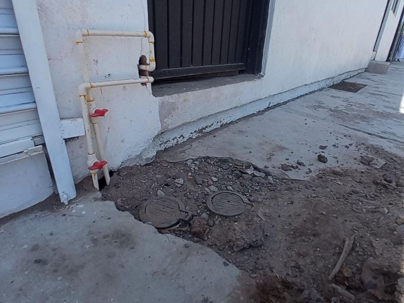Vecinos de colonia Estrella piden reparar tomas de agua expuestas