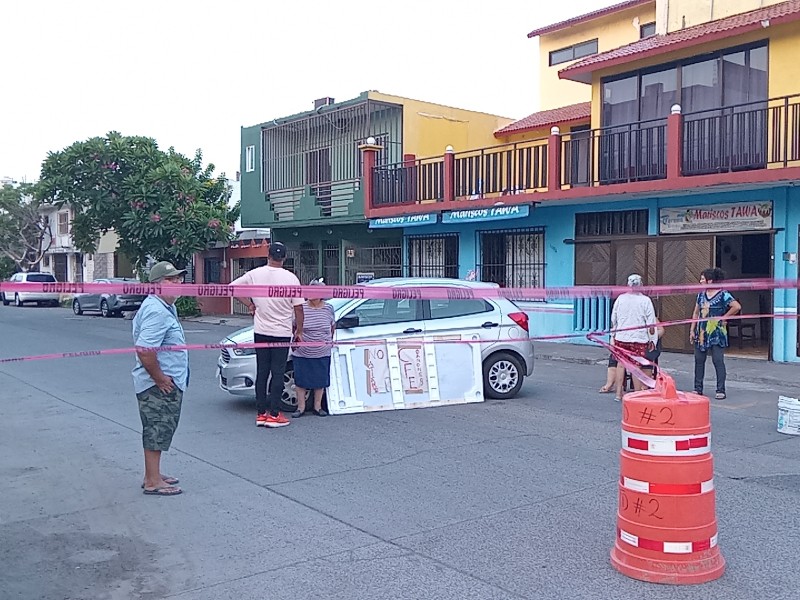 Vecinos de colonia Formando Hogar bloquean calle por falta de luz