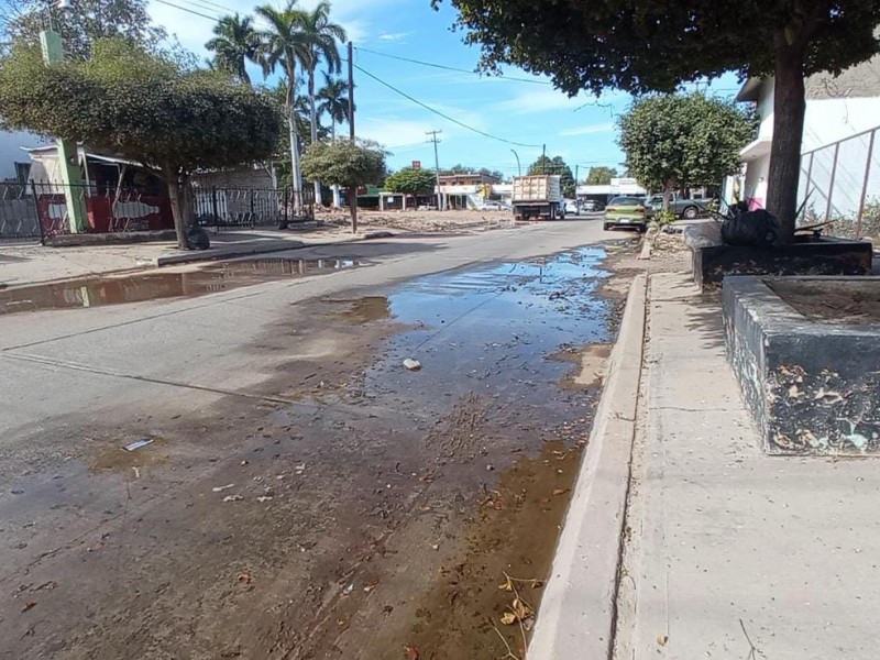 Vecinos de Colonia Insurgentes denuncian fugas de agua potable