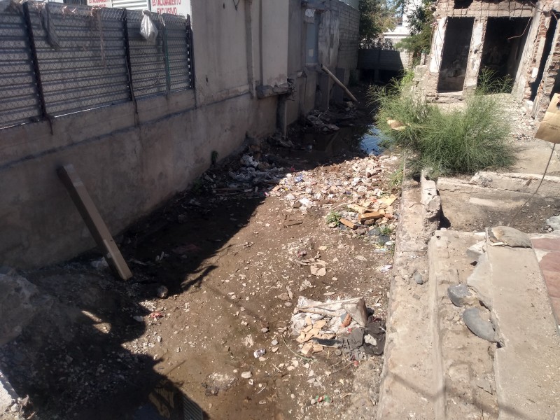 Vecinos de colonia Modelo piden se limpie canal San Benito