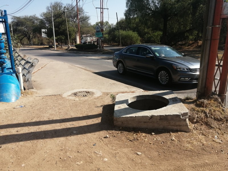 Vecinos de colonia portones del campestre reportan registro sin tapa