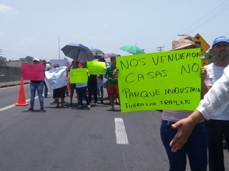 Vecinos de Dorado Real bloquean autopista Veracruz-Cardel