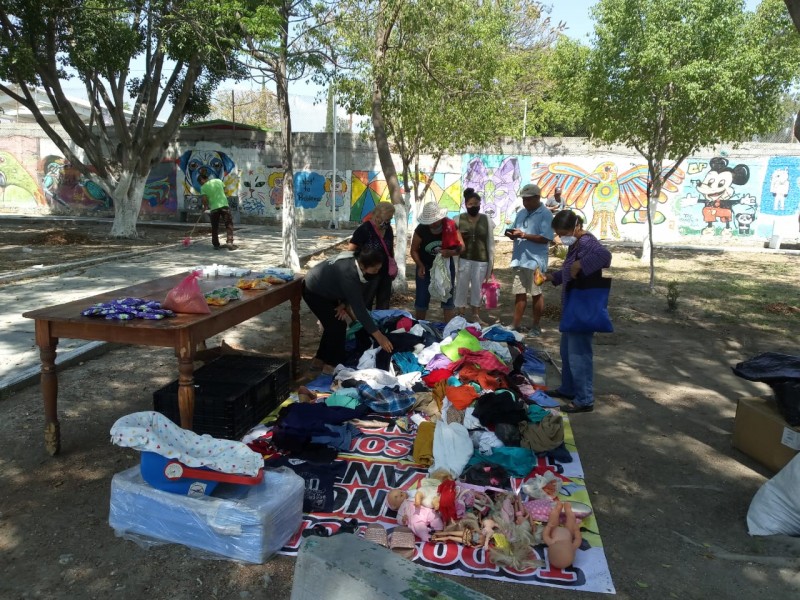 Vecinos de El Riego colocan mesa de víveres