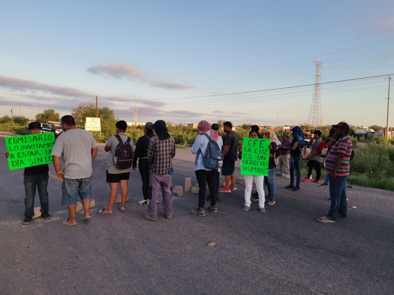 Vecinos de El Triunfo bloquean carretera a Bahía de Kino