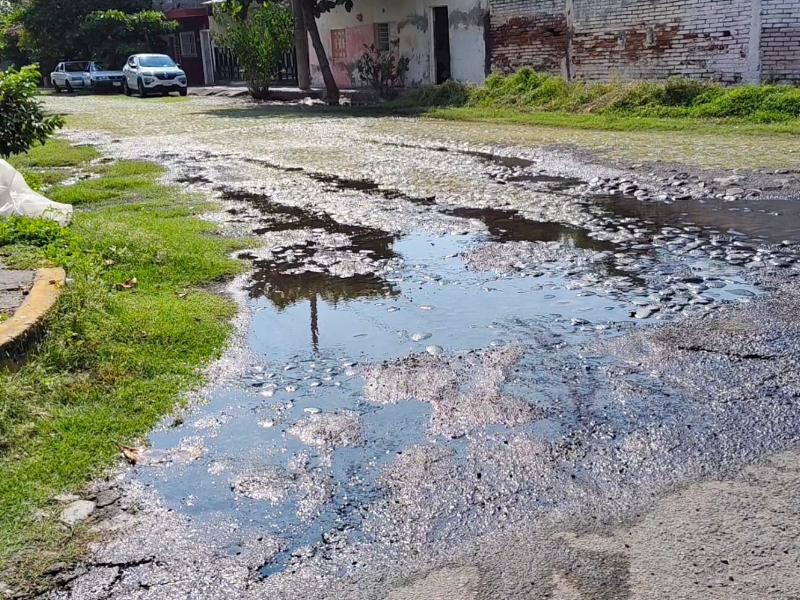 Vecinos de Fátima exigen reparar fuga en calle 5 de Mayo