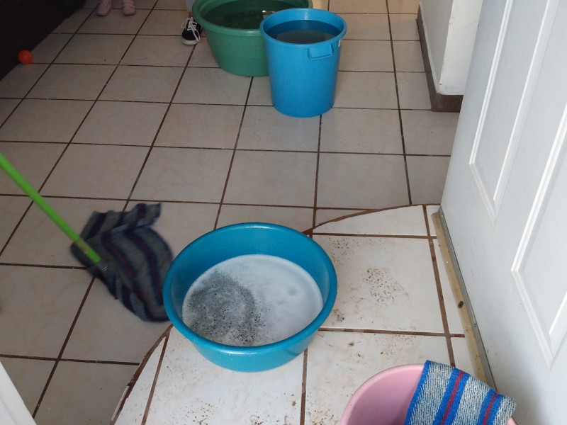 Vecinos de Girasoles Élite no tienen agua para sanear casas | MEGANOTICIAS