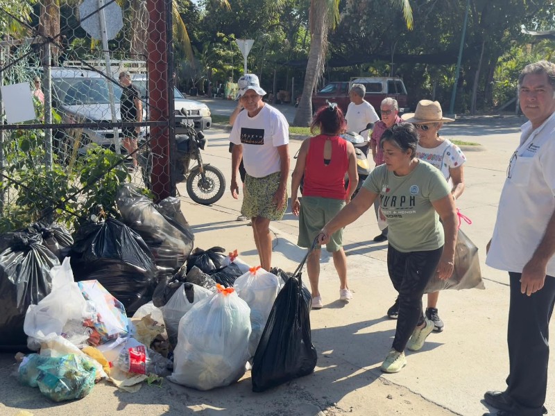 Vecinos de Huatulco piden reestablecer recolector de basura, protestan tirándolo en calles