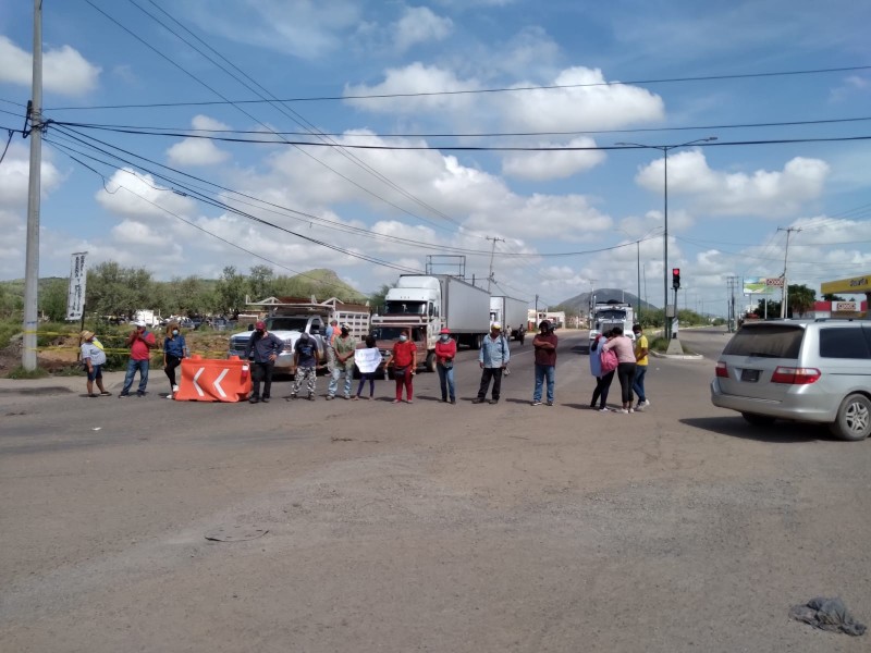 Vecinos de invasión bloquean bulevares para exigir abasto de agua