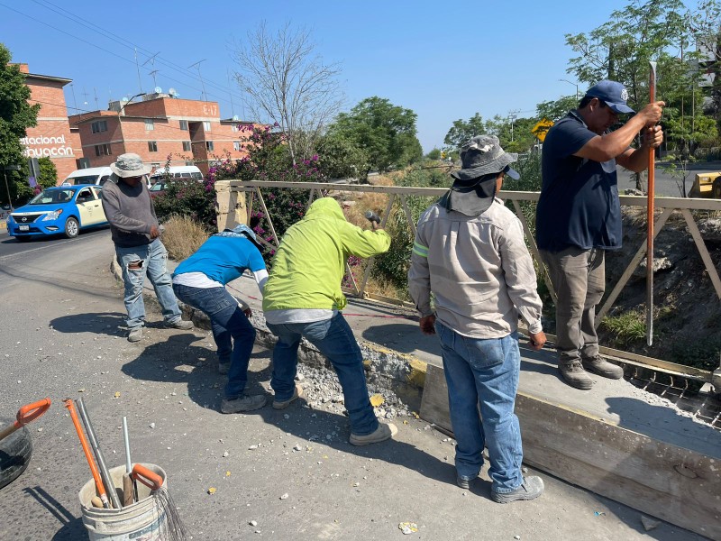 Vecinos de Jardines logran cambio de banqueta del puente