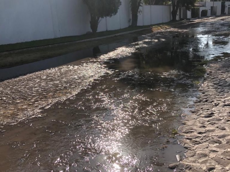 Vecinos de Jurica denuncian problemas con aguas negras
